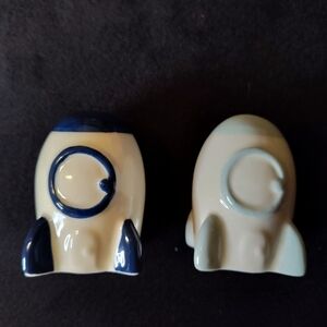 Spaceship / rocket Salt and Pepper Shakers NWOT